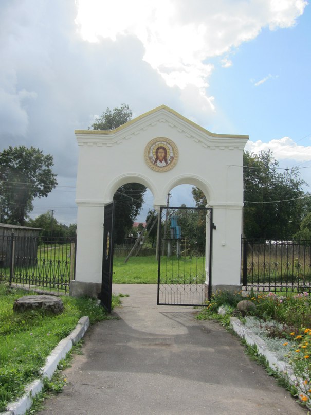 Ворота на территорию церкови Архангела Михаила