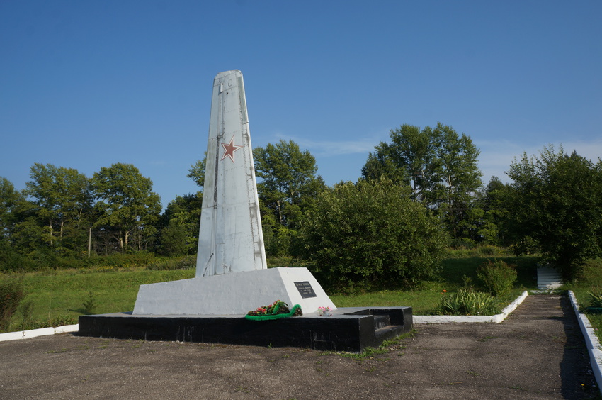 Памятник лётчикам погибшим осенью 1941 года