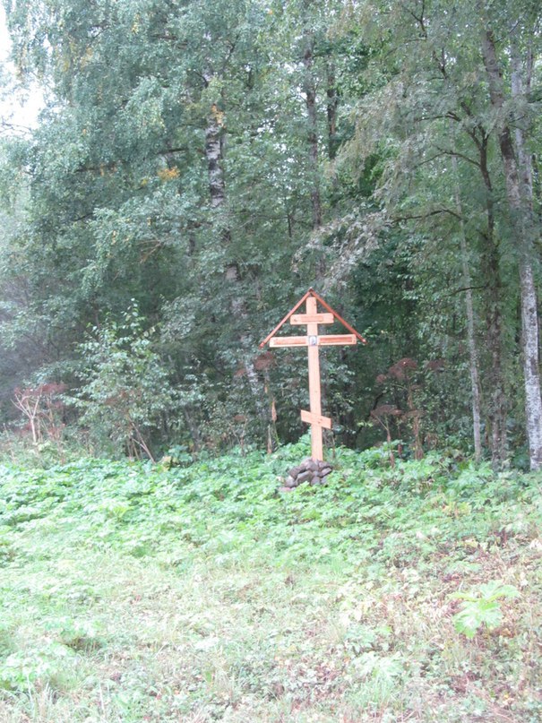 Памятный крест к Доложской пещере