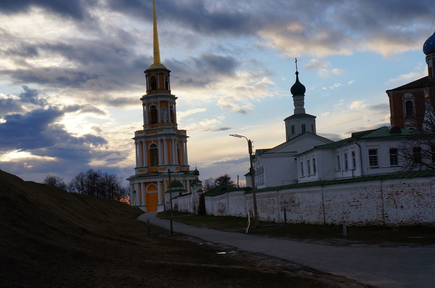 Соборная колокольня и Преображенский монастырь