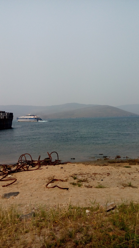 Отплывающий теплоход &quot;Баргузин&quot; от остановки в бухте Загли