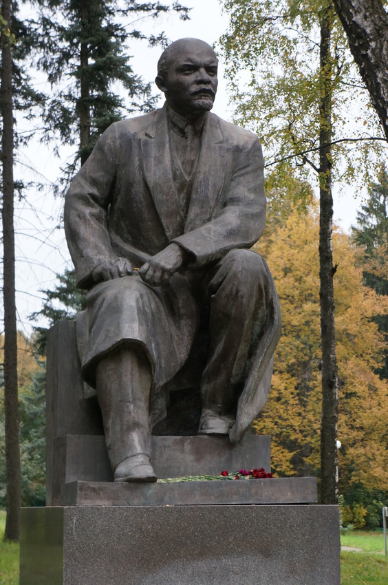 Музей-заповедник Горки Ленинские, памятник был открыт в год 50-летия Революции 2 ноября 1967 года в Тайницком саду Московского Кремля