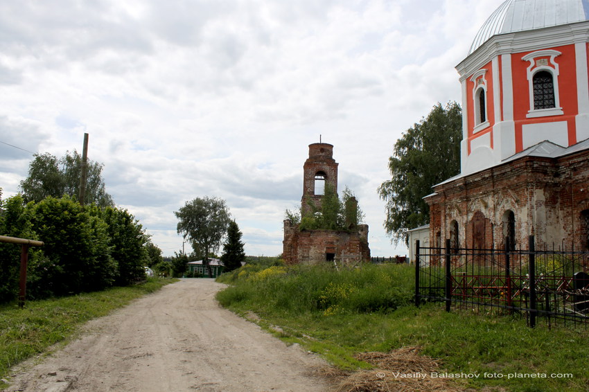 Михаило-Архангельская церковь (справа) и Церковь Николая Чудотворца (на втором плане) в Спасском