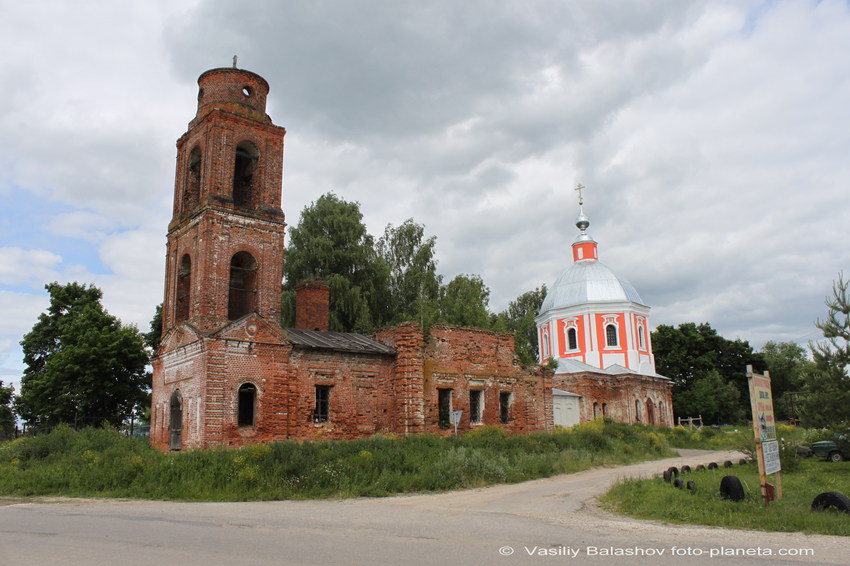 Церковь Николая Чудотворца (на первом плане) и Михаила Архангела в Спасском