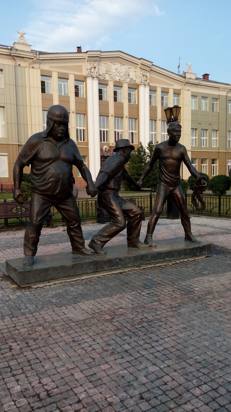 Скульптурная композиция возле цирка: Трус, Балбес и Бывалый напротив Леонида Гайдая