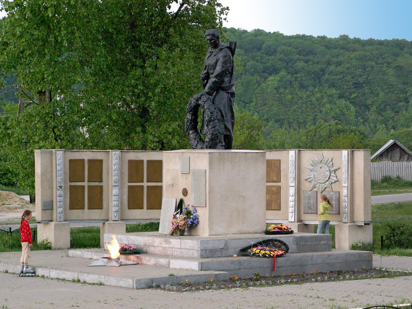 Памятник на братской могиле 122  советских воинов