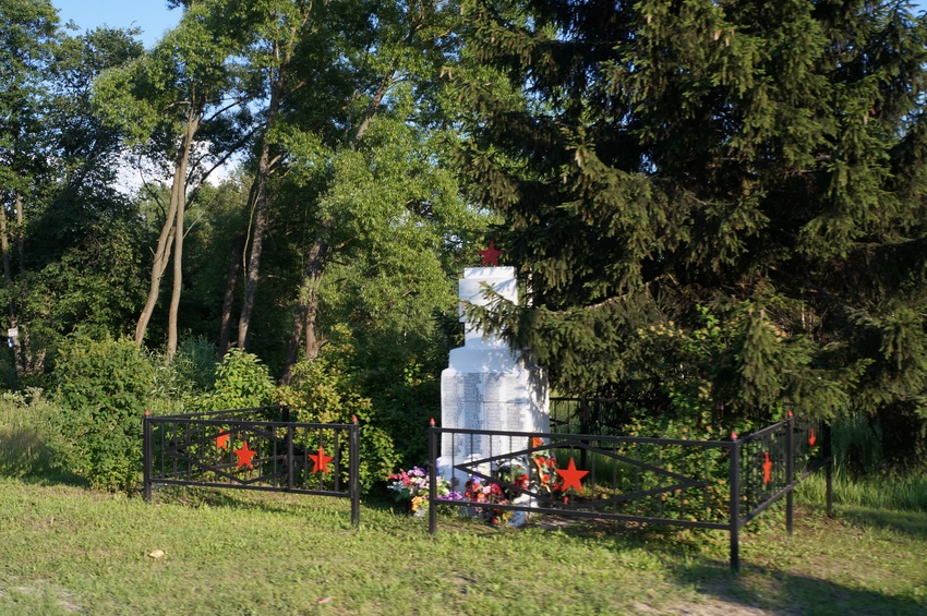 Памятник погибшим во время Великой Отечественной войны 1941 - 1945 гг. односельчанам Пласкинино
