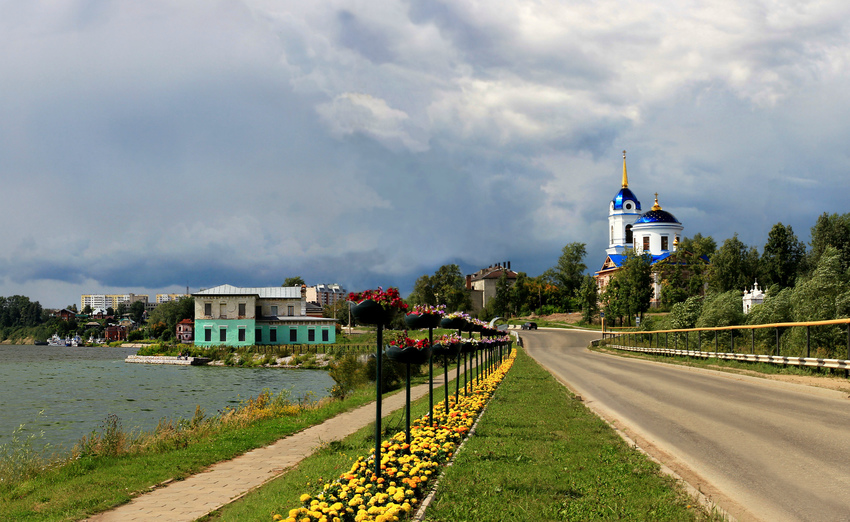 Восстанавливающийся храм в честь Рождества Пресвятой Богородицы.