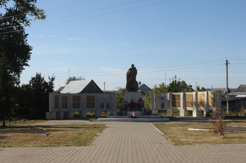 Новая Таволжанка. Мемориал погибшим в Великой Отечественной войне.