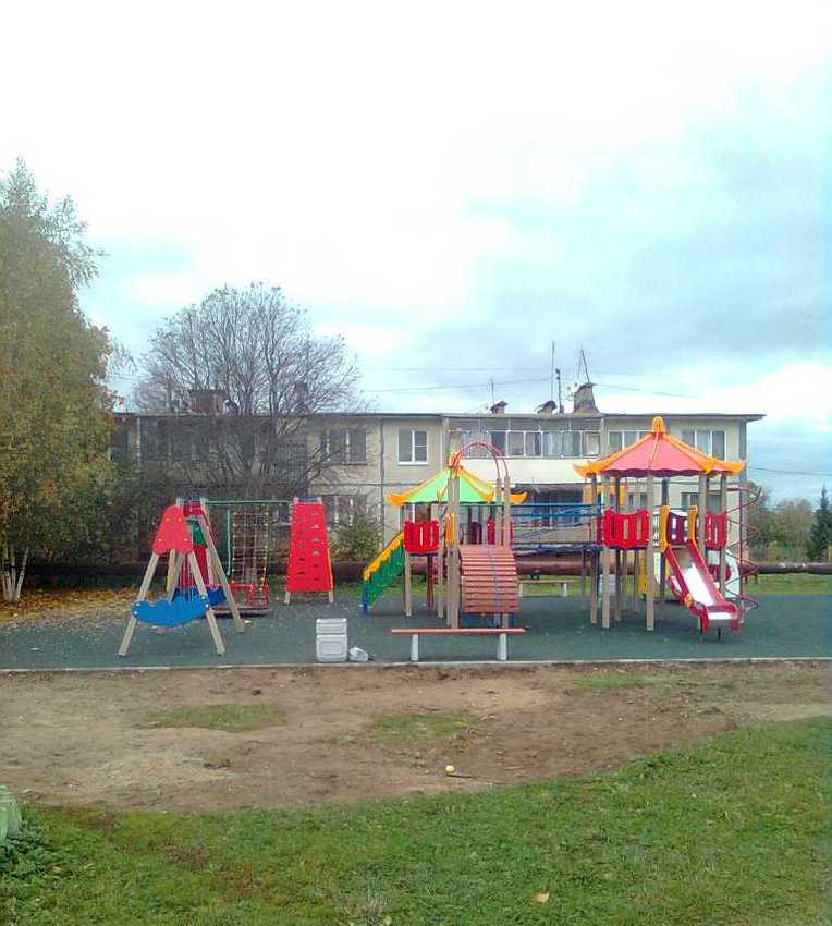 Новая детская площадка на Футбольной улице