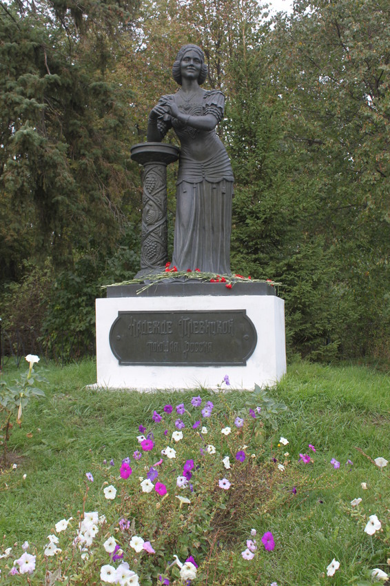 Винниково. Памятник Надежде Плевицкой.