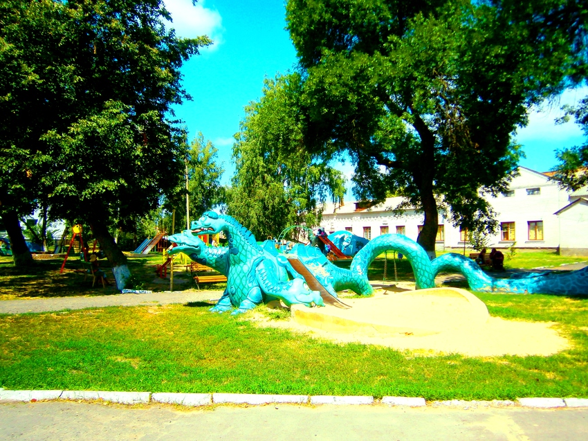 Змей-Горыныч. Детская площадка паркаг. Зеньков. Автор Николай Нехан.