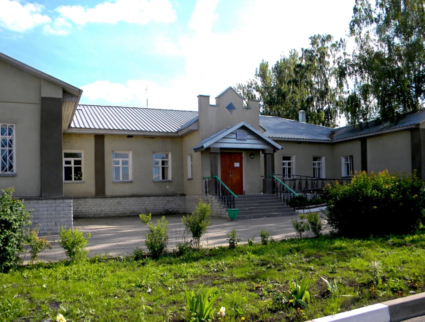 Здание больницы в селе Бобровы Дворы