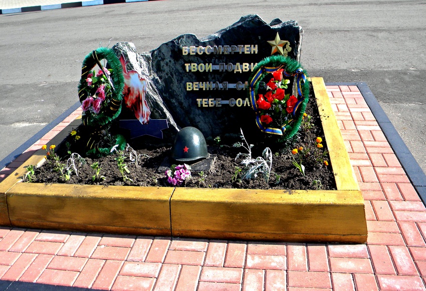 Памятник солдату в селе Бобровы Дворы
