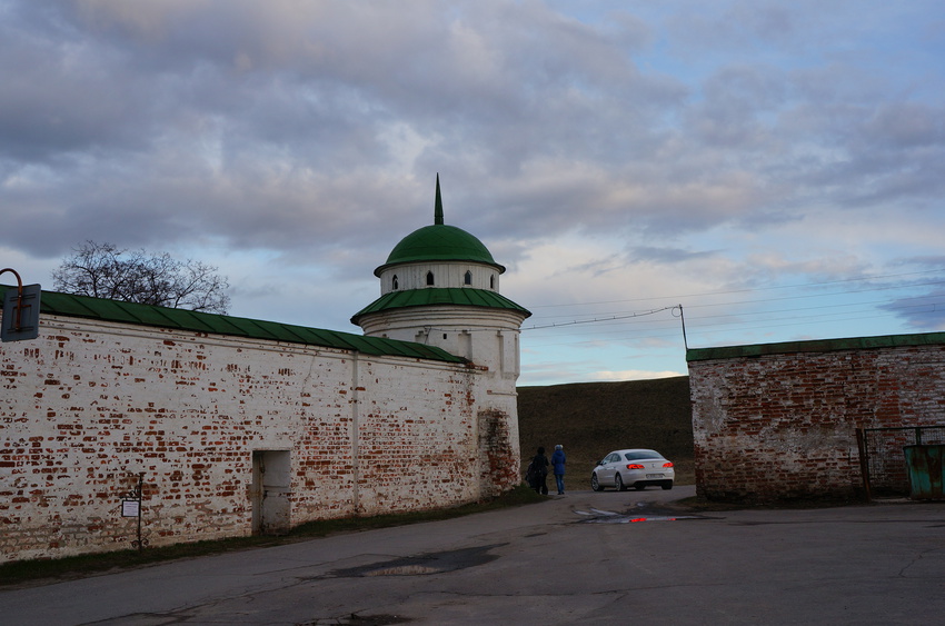 Монастырская стена и башня