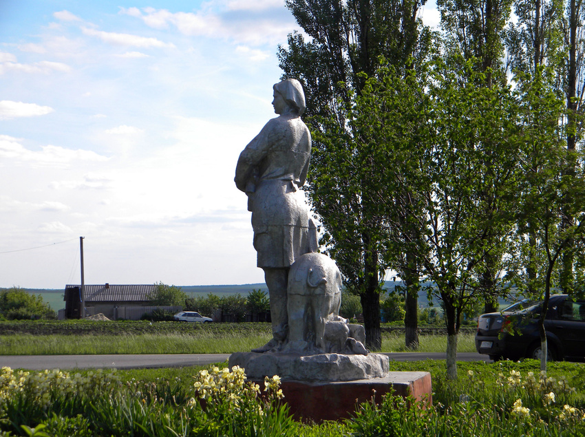 Скульптура в поселке Троицкий