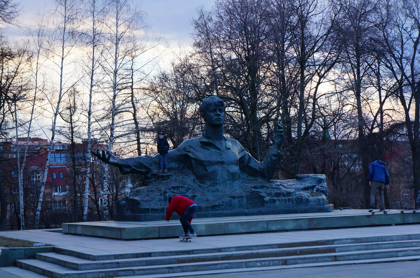 Памятник великому лирику России Сергею Есенину