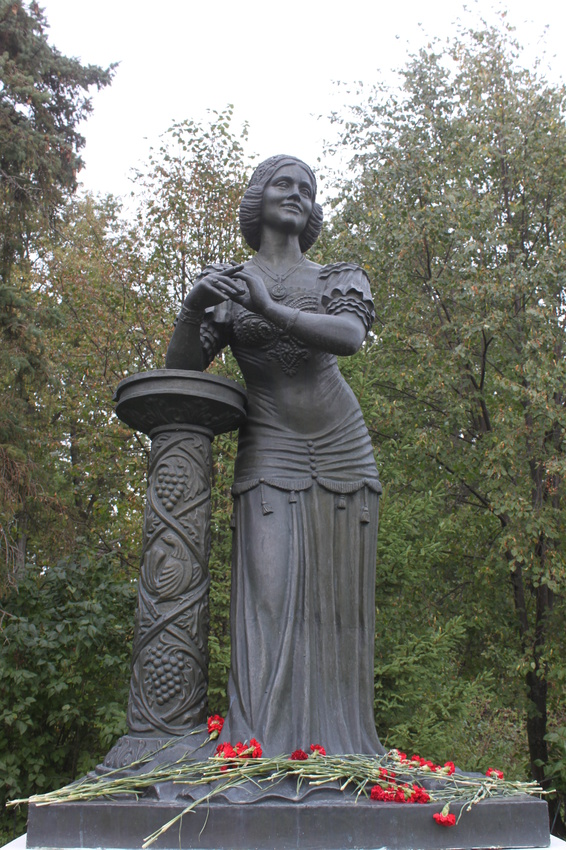 Винниково. Памятник Н.В. Плевицкой на территории средней школы.