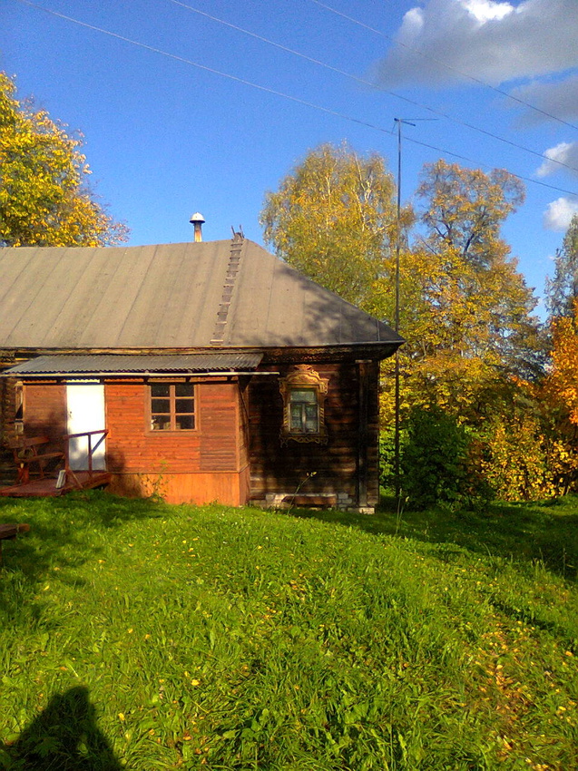 Дом с пятистенком осенью