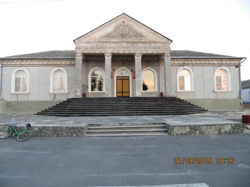 Дом культуры на центральной улице