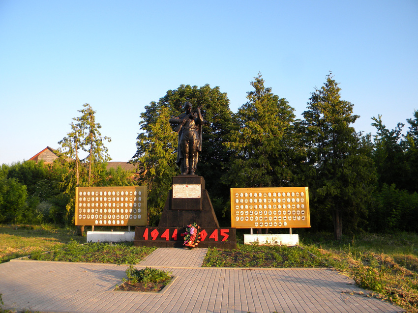 Братская могила 51 советского воина