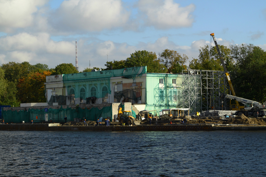 Набережная реки Средней Невки