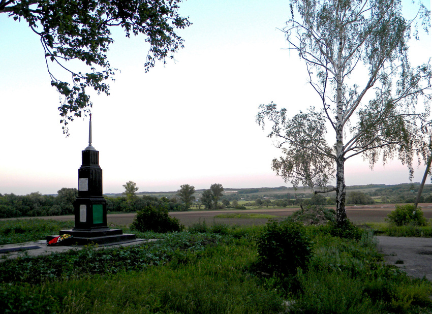 Памятник на братской могиле в поселке Плодовоягодный