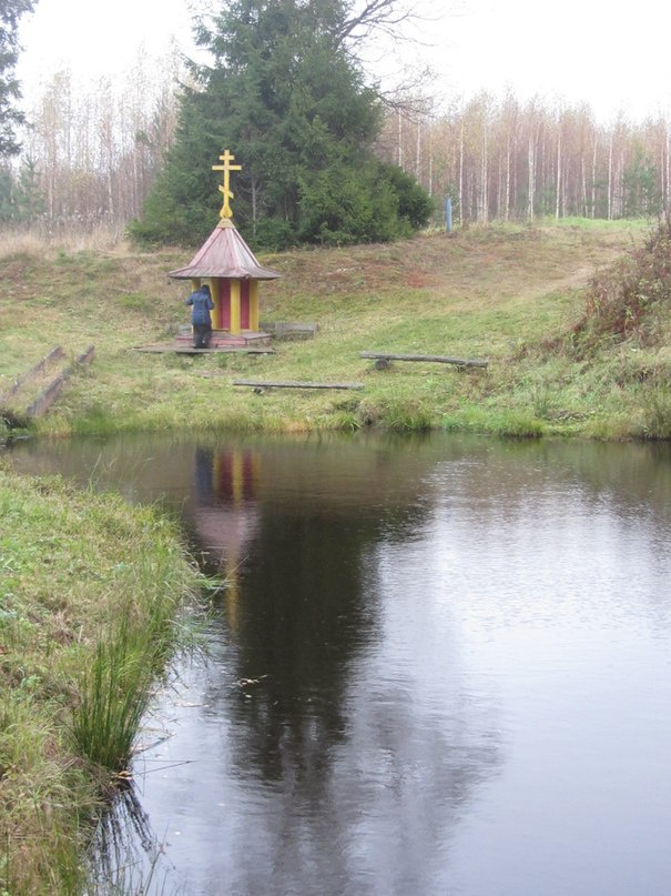 Акулова Гора. Часовенка со Святой водой у пруда