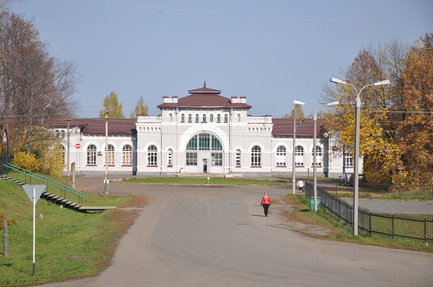 Вид на здание вокзала со стороны посёлка. Сентябрь 2015г.
