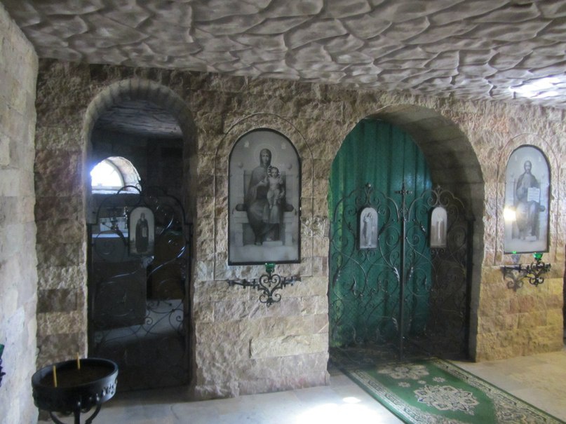 Храм Киево-Печерских святых (пещерный), интерьер внутри