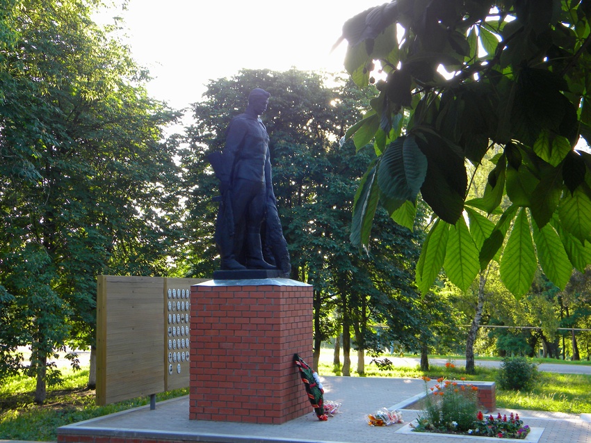 Мемориал в честь земляков, погибших на фронтах Великой Отечественной войны.