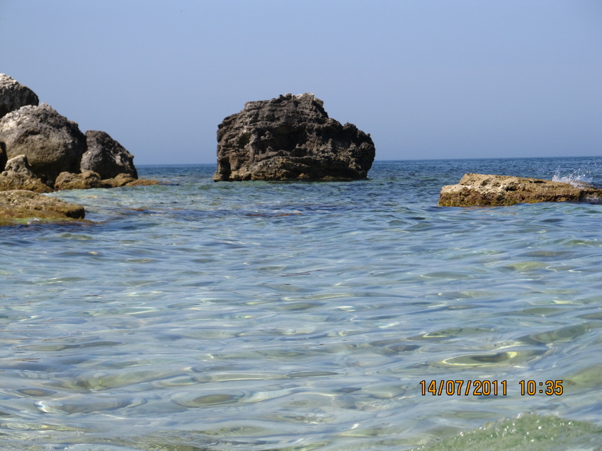 Каменный пляж Джангуля, вода прозрачная, но холодная, вход в воду большие камни.