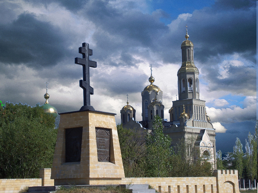 Памятник казакам-основателям Невинки у храма Покрова Пресвятой Богородицы
