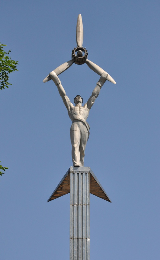 Памятник АВИАТОРУ