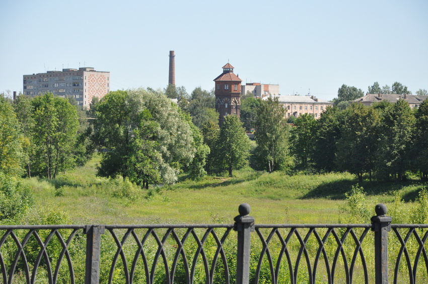 Вид на водонапорную башню в центральном районе
