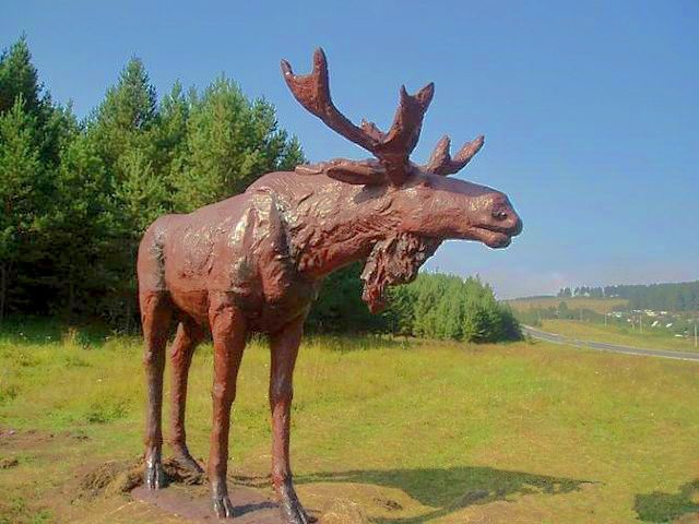 Животные белорецка. Памятник лосю в Белорецке. Белорецк Лось скульптура. Лось Белорецк. Монумент лося Белорецк.