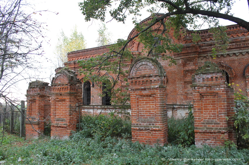 Ограда  церкви Флора и Лавра в с. Суворотском