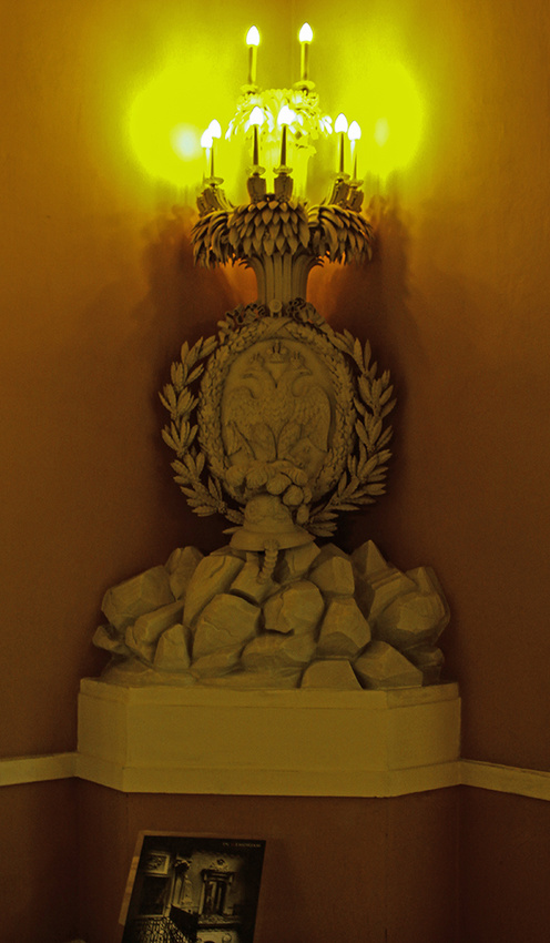 Павловский дворец. В одном из залов.