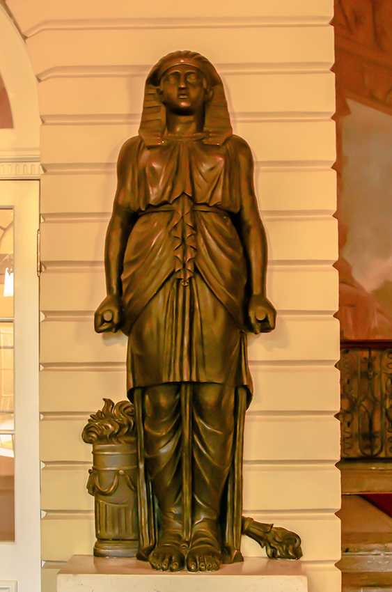 В фойе Павловского дворца