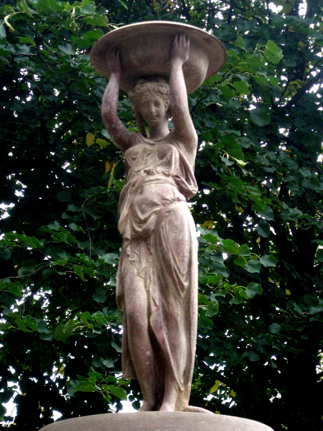 Скульптура в парке села Веселое