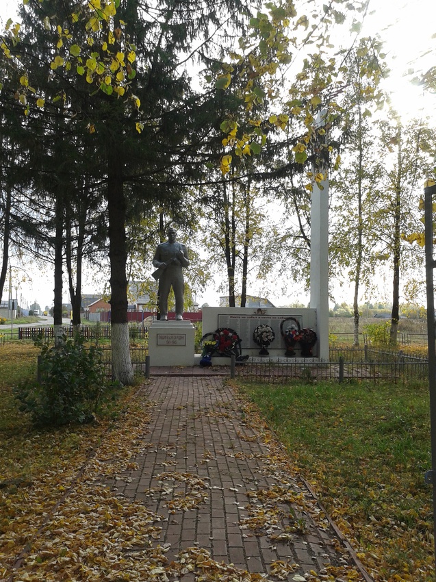 Памятник войнам ВОВ в с. Рождествено
