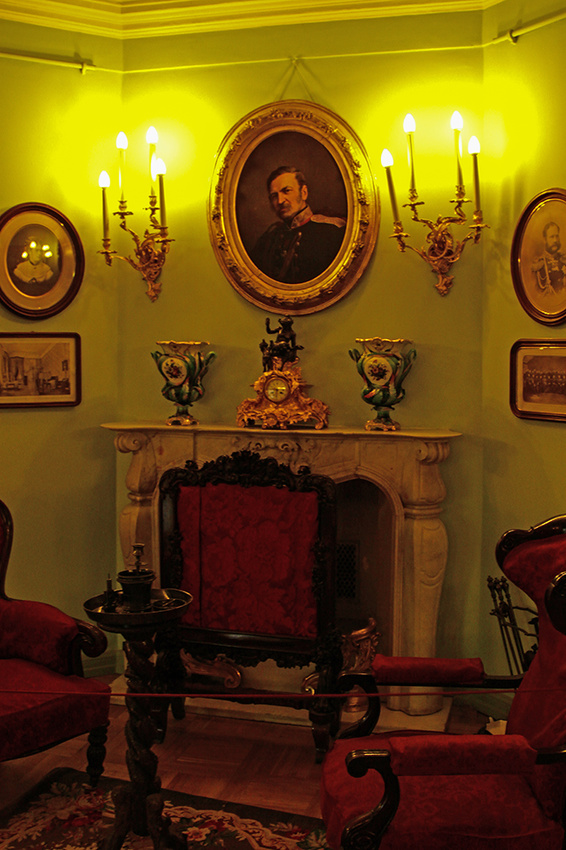 Павловский дворец. Малиновая гостиная 19-го века.