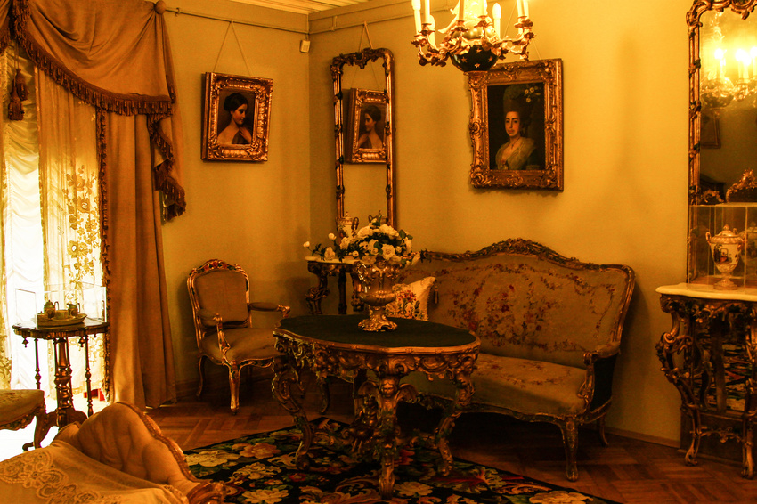 Павловский дворец. Спальня молодой девушки.