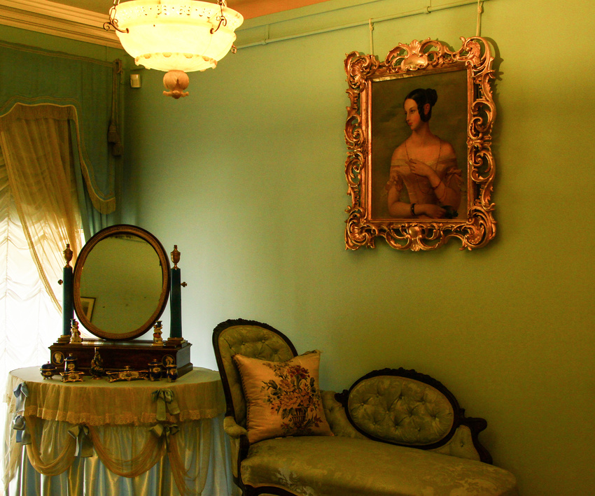 Павловский дворец. Туалетная молодой девушки. 1850 год.