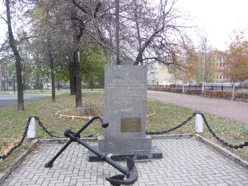 Памятник во дворе школы