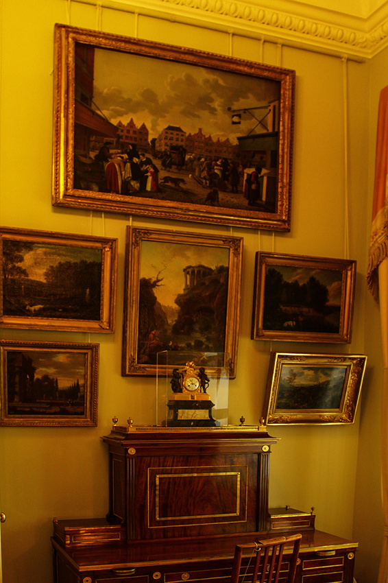 Павловский дворец. Камердинерская.