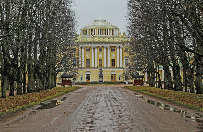Вид на Павловский дворец