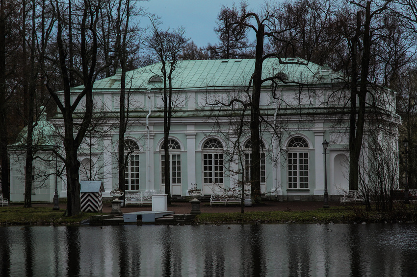 Зал на острову