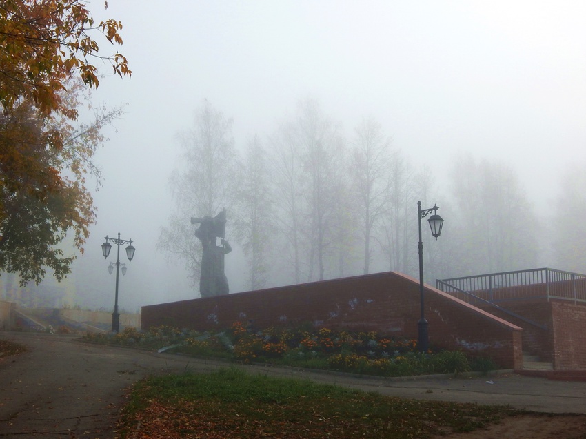У Мемориала туманным утром.