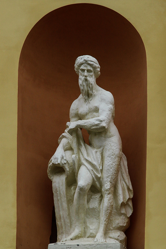 Скульптура на павильоне &quot;Агатовые комнаты&quot;